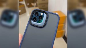 apple iphone 13 pro max na video dolzhny byt pokazany ofitsialnye zashhitnye chehly apple s nazvaniem i logotipom magsafe
